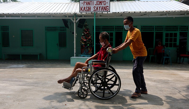 Melihat Aktivitas Penghuni Panti Jompo Kasih Sayang Bekasi - Bagian 1