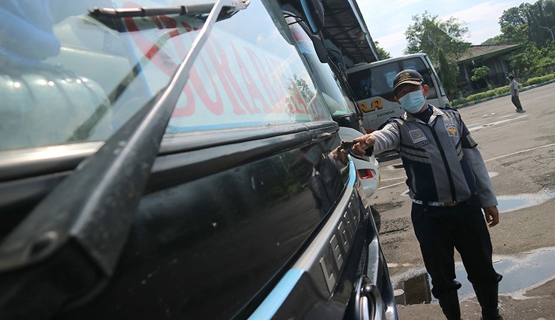 Bus Tak Laik Jalan Nekat Angkut Penumpang - Bagian 1