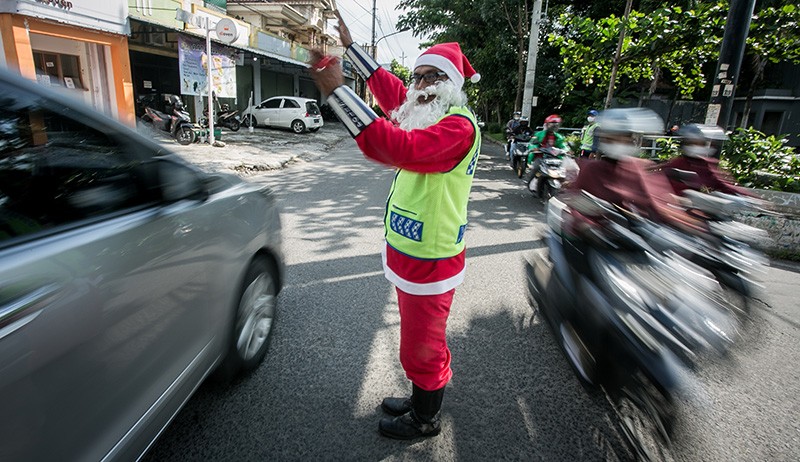 Aksi Sinterklas Atur Lalu Lintas Jalan Kota Solo - Bagian 1