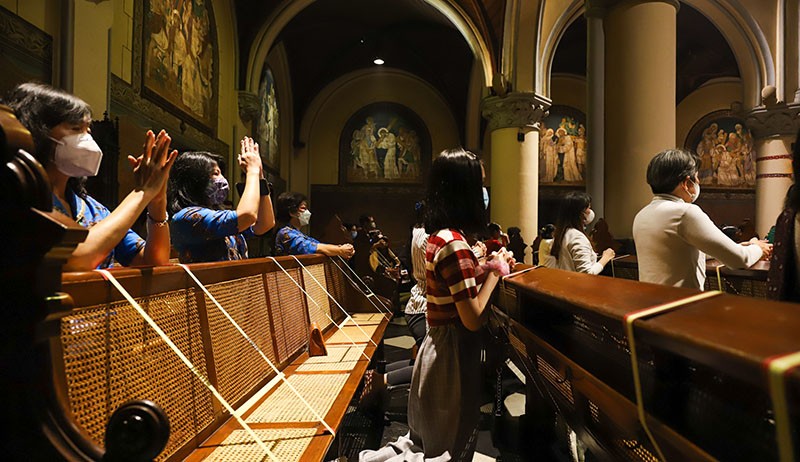Suasana Misa Malam Natal Gereja Katedral Berlangsung Khidmat - Bagian 3