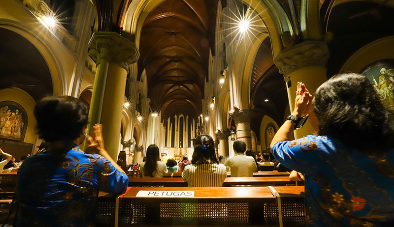 Suasana Misa Malam Natal Gereja Katedral Berlangsung Khidmat - Bagian 2