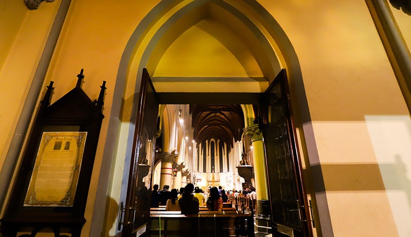 Suasana Misa Malam Natal Gereja Katedral Berlangsung Khidmat - Bagian 4