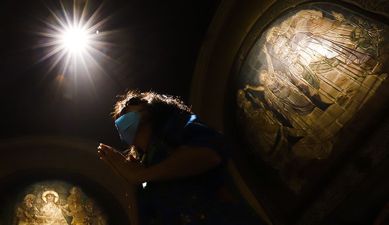 Suasana Misa Malam Natal Gereja Katedral Berlangsung Khidmat - Bagian 1