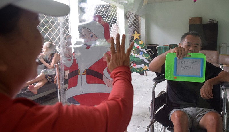 Momen Haru Pertemuan Keluarga di Panti Wreda Elim Semarang Rayakan Natal - Bagian 1