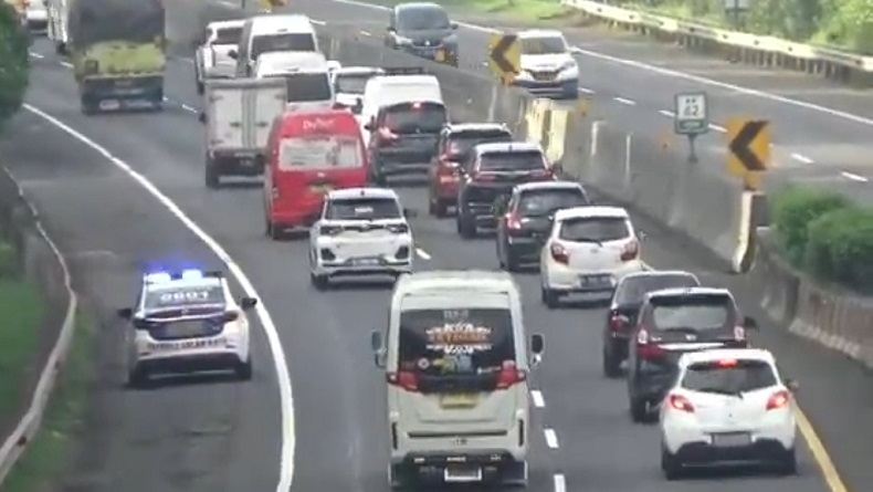 Libur Natal-Tahun Baru telah Tiba, Tol Cipularang Purwakarta Padat Merayap 