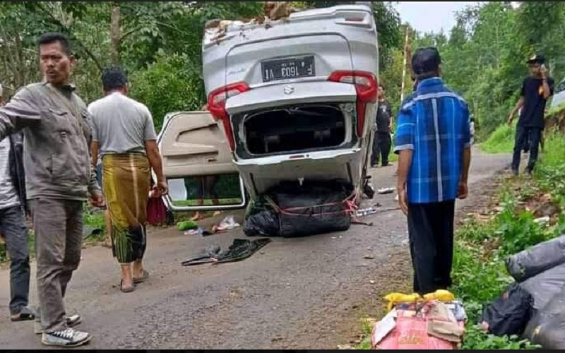 Diduga Ada yang Melepaskan Rem Tangan, Mobil Travel Terguling di Lengkong Sukabumi