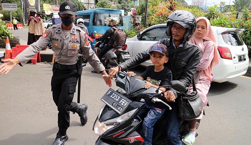 Polisi Razia Vaksin Covid-19 Warga yang Masuk Wisata Puncak Bogor - Bagian 1