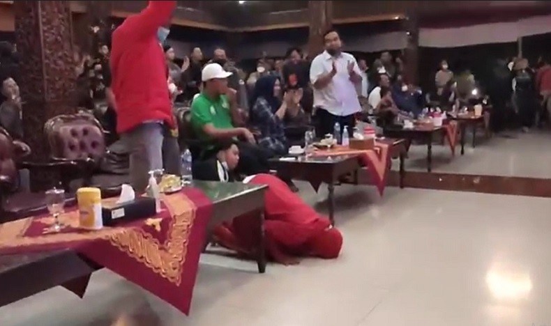 Momen Haru Ibunda Arhan Sujud Syukur saat Anaknya Cetak Gol di Semifinal Piala AFF 2020