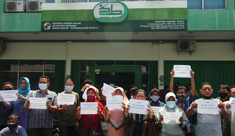 Uang Miliaran Rupiah Tidak Cair, Nasabah Datangi Kantor Koperasi Simpan Pinjam - Bagian 1