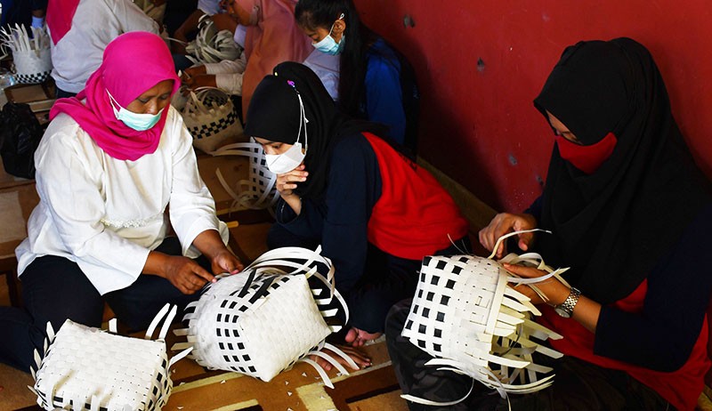 Potret Murid SLB Latihan Membuat Tas Anyaman - Bagian 2