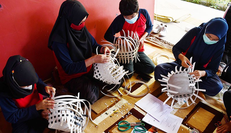 Potret Murid SLB Latihan Membuat Tas Anyaman - Bagian 1