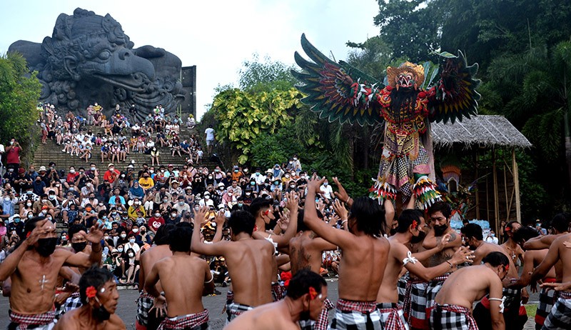 Kolaborasi Tari Kecak dan Ogoh-Ogoh Memikat Wisatawan Bali - Bagian 1