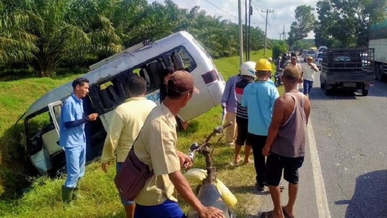 Kecelakaan Maut Minibus Tabrak Motor di Jalinsum Batubara, 3 Tewas 17 Luka-Luka