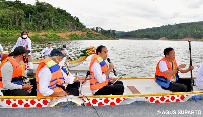 Bak Atlet Dayung, Presiden Jokowi Naik Perahu Naga Keliling Bendungan Ladongi - Bagian 3