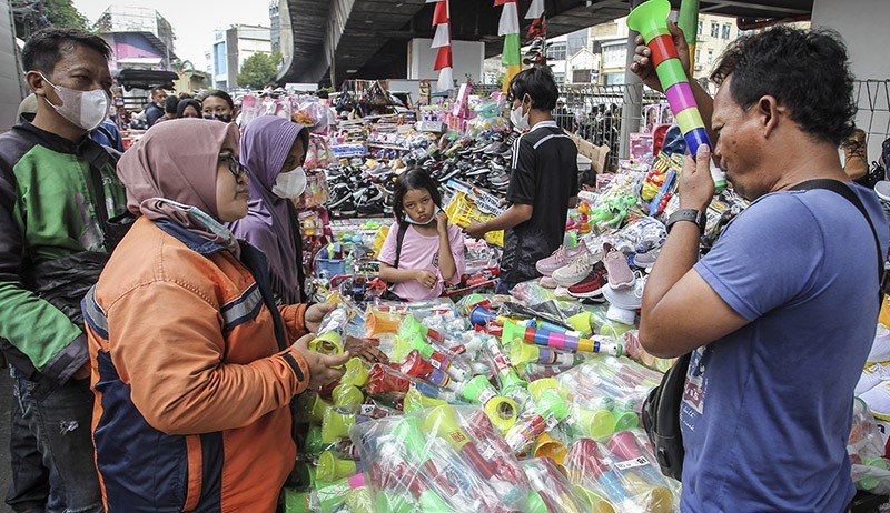 Pedagang Terompet dan Kembang Api Pasar Asemka Diserbu Pembeli - Bagian 1