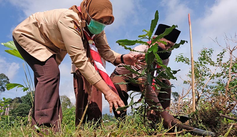 Gerakan Konservasi Alam, Ratusan Masyarakat Tanam Pohon di Lereng Gunung Sumbing - Bagian 1