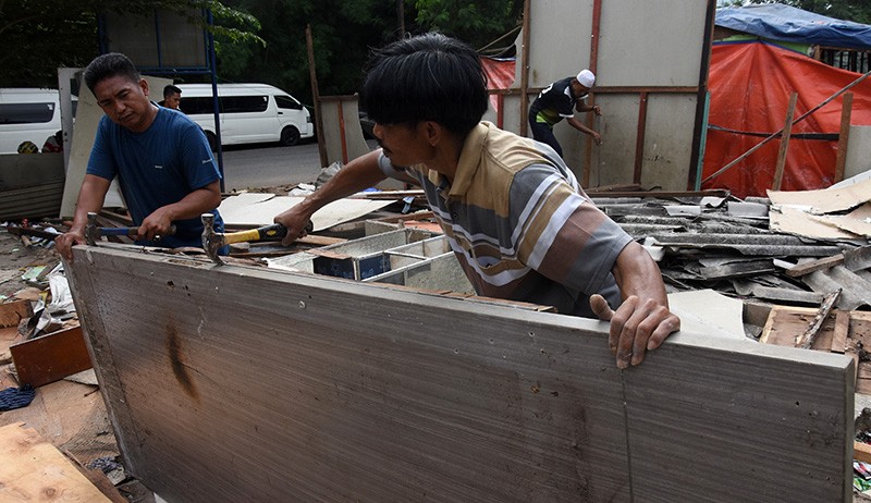 Puluhan Lapak Pedagang Jalan Banyumas Menteng Dibongkar - Bagian 2