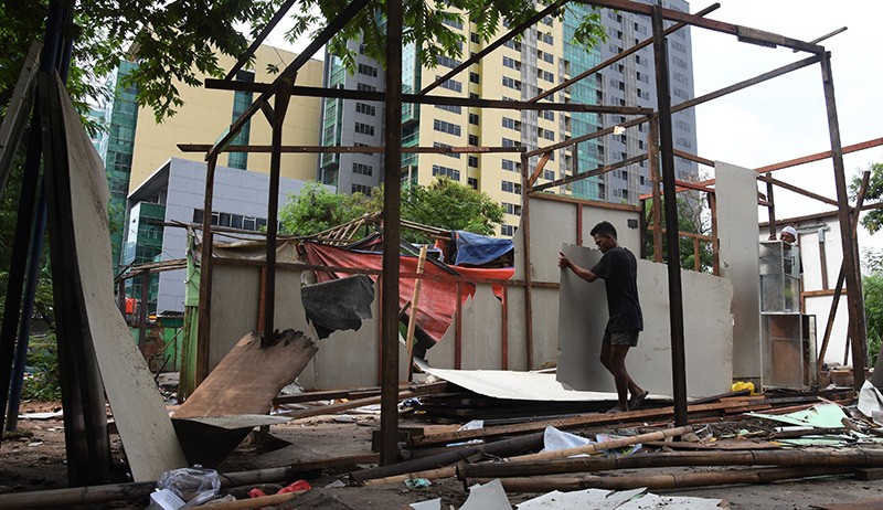 Puluhan Lapak Pedagang Jalan Banyumas Menteng Dibongkar - Bagian 1