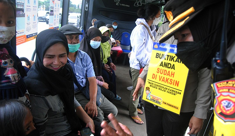 Polresta Bogor Kota Razia Warga yang Belum Vaksin - Bagian 1