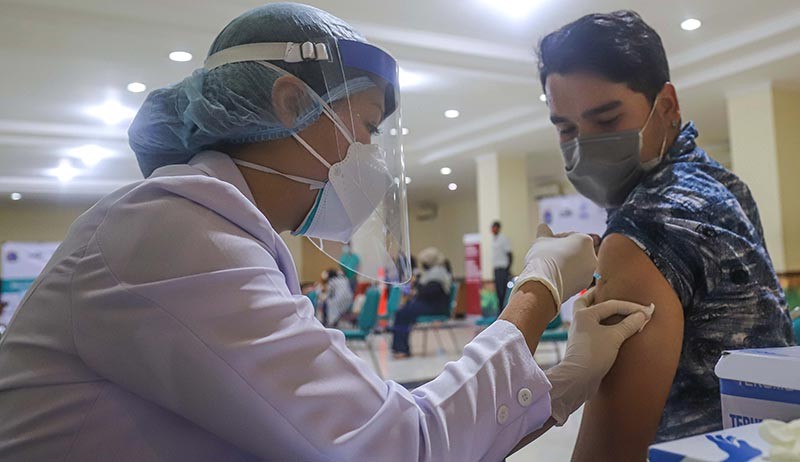 Cegah Penyebaran Varian Omicron, Puluhan WNA Disuntik Vaksin Covid-19 - Bagian 1