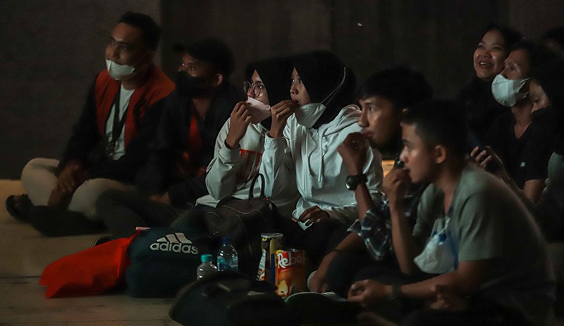 Ekspresi Tegang Pendukung Timnas Indonesia saat Nobar Final Piala AFF - Bagian 1