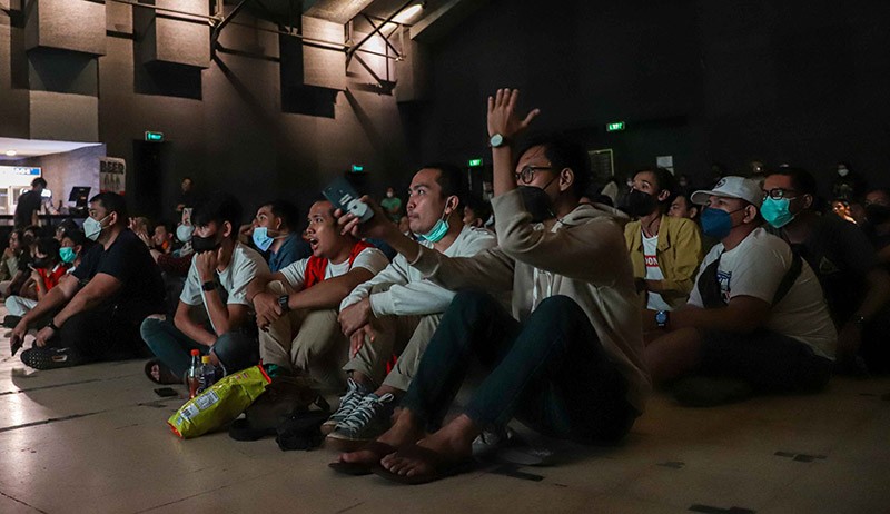 Ekspresi Tegang Pendukung Timnas Indonesia saat Nobar Final Piala AFF - Bagian 2