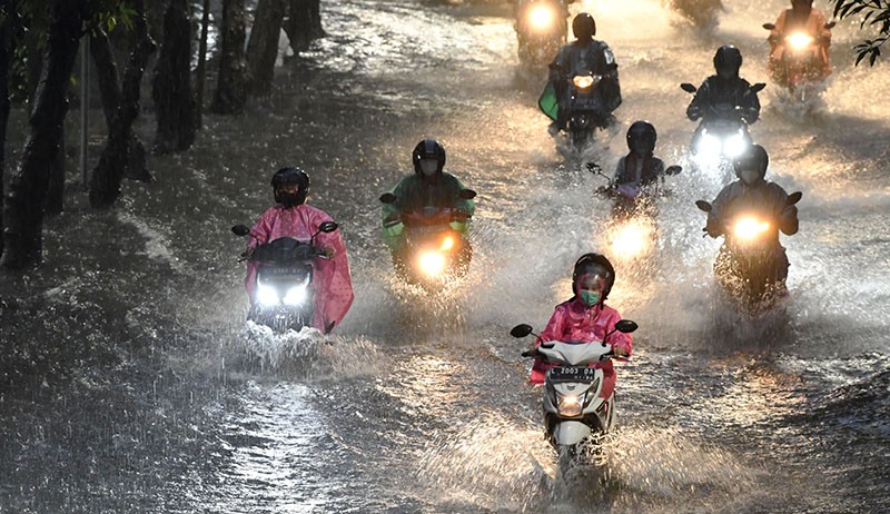 Diguyur Hujan Deras, Jalanan Kota Surabaya Banjir - Bagian 1