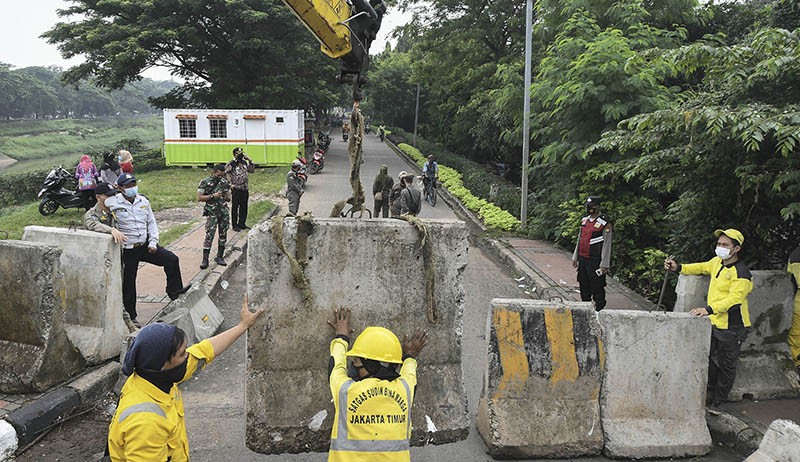 Jalur BKT Ditutup Beton untuk Cegah Kerumunan saat Malam Tahun Baru 2022 - Bagian 1