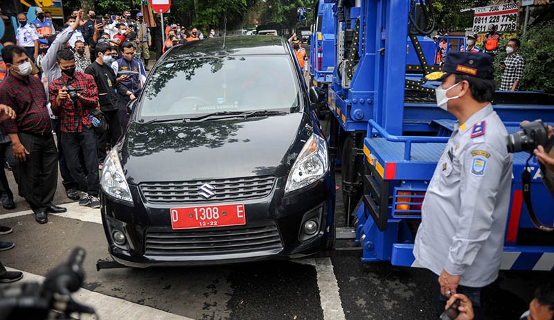 Penampakan Bandrek Gendong Mobil Parkir Sembarangan di Kota Bandung - Bagian 3