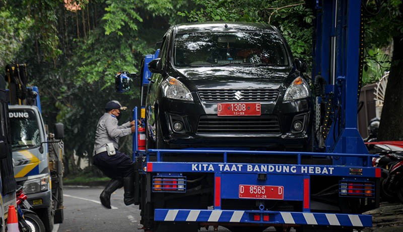 Penampakan Bandrek Gendong Mobil Parkir Sembarangan di Kota Bandung - Bagian 1