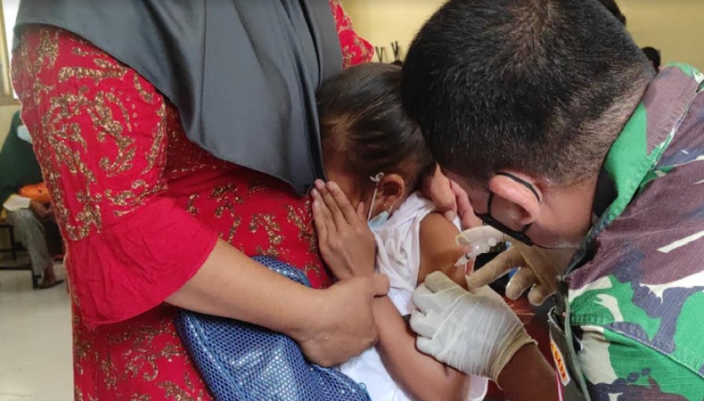 Geber Vaksinasi Anak, Vaksinator Datangi Sekolah di Kawasan Terpencil Muntok