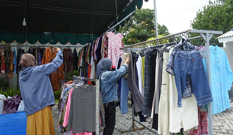 Pakaian Donasi Dijual Rp5.000 per Potong, Keuntungan untuk Korban Gunung Semeru - Bagian 2