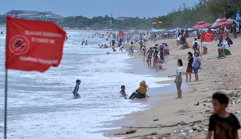 Ribuan Wisatawan Padati Pantai Kuta saat Pergantian Tahun - Bagian 1