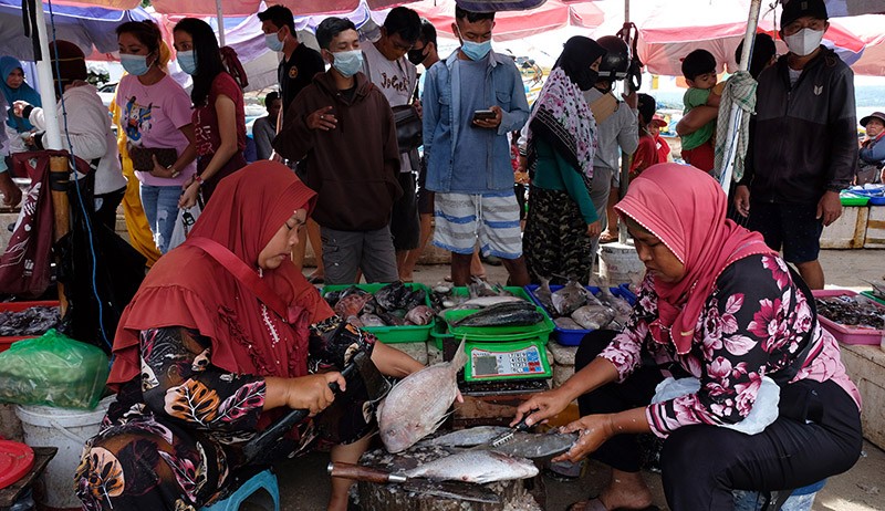 Suasana Pasar Ikan Ramai Pembeli Jelang Malam Pergantian Tahun - Bagian 2