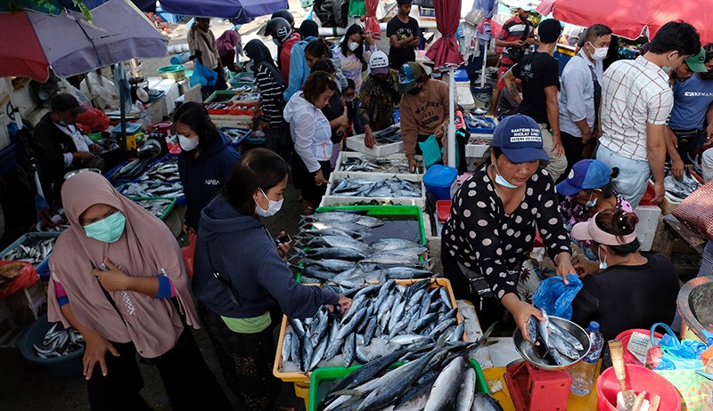 Suasana Pasar Ikan Ramai Pembeli Jelang Malam Pergantian Tahun - Bagian 1