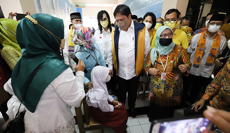 Menko Airlangga Hartarto Tinjau Vaksinasi Anak di SDN 05 Jakarta Barat - Bagian 4