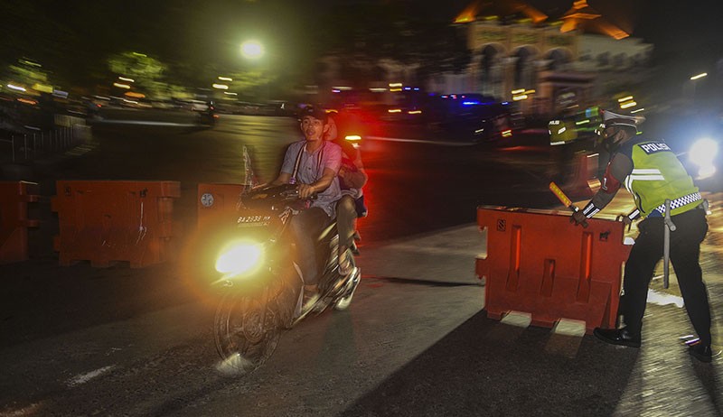 Jembatan Ampera Ditutup untuk Cegah Kerumunan saat Perayaan Tahun Baru - Bagian 3