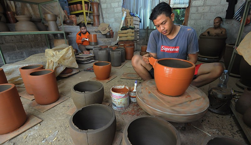 Kerajin Gerabah Terdampak Cuaca Tidak Menentu - Bagian 1