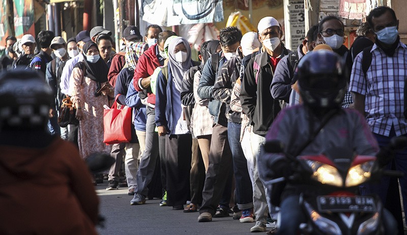 Antrean Panjang Penumpang KRL di Stasiun Citayam Depok - Bagian 2