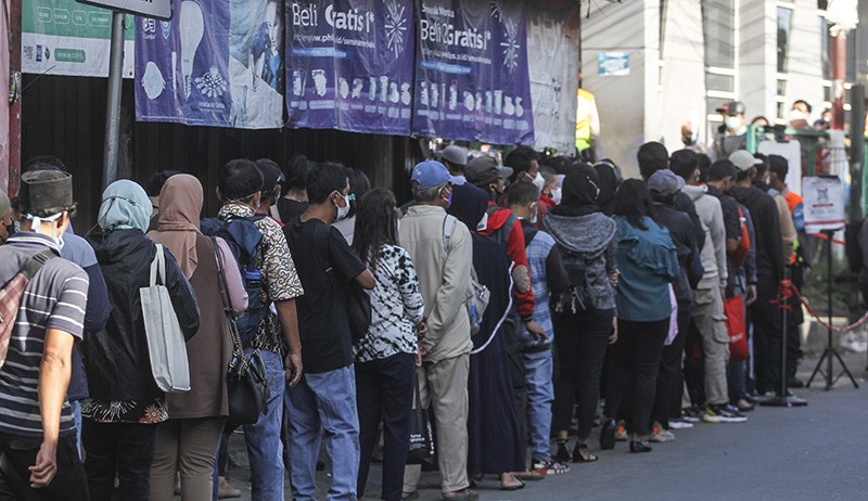Antrean Panjang Penumpang KRL di Stasiun Citayam Depok - Bagian 1