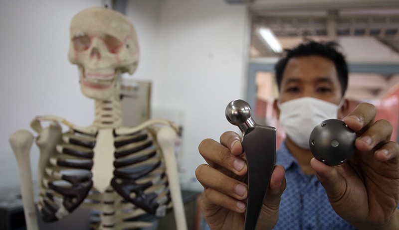 Produk Implan Ini sebagai Alat Pengganti Sendi Korban Patah Tulang Panggul - Bagian 3
