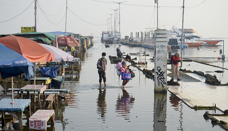 Banjir Rob Rendam Pelabuhan Kali Adem - Bagian 2