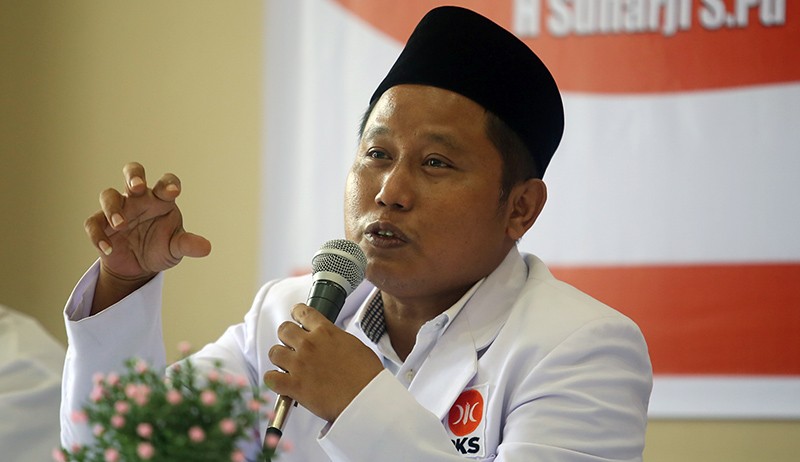 Pakai Peci, Begini Potret Narji Cagur Terjun ke Dunia Politik - Bagian 1