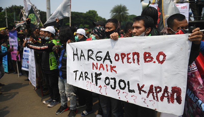 Ratusan Driver Ojek Online Tuntut Perubahan Potongan 20 Persen - Bagian 3
