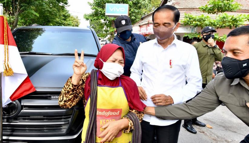 Begini Gaya Kuli Gendong dan Presiden Jokowi Berfoto di Depan Mobil Indonesia 1 - Bagian 2