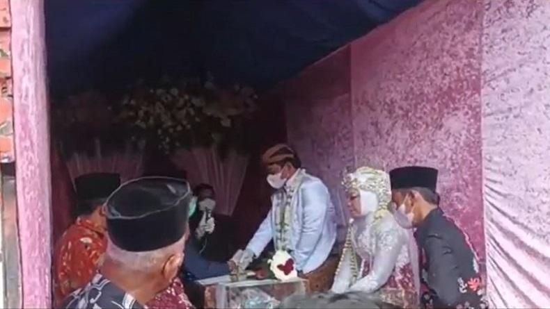 Viral, Pasangan Pengantin di Magelang Menikah di Bak Truk 
