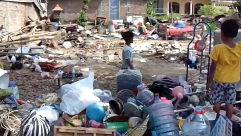 Rumah Reyot yang Ditempati Satu Keluarga di Sukoharjo Ambruk, Penghuni Selamat 