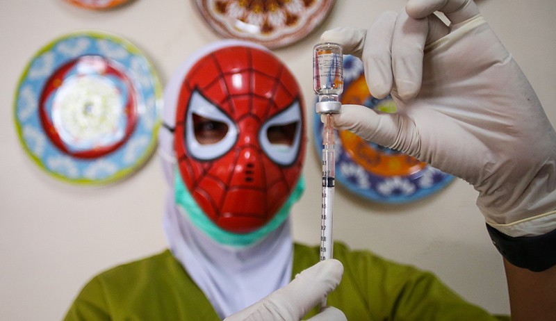 Nakes Pakai Topeng Superhero saat Suntik Vaksin Covid untuk Anak 6-11 Tahun - Bagian 3