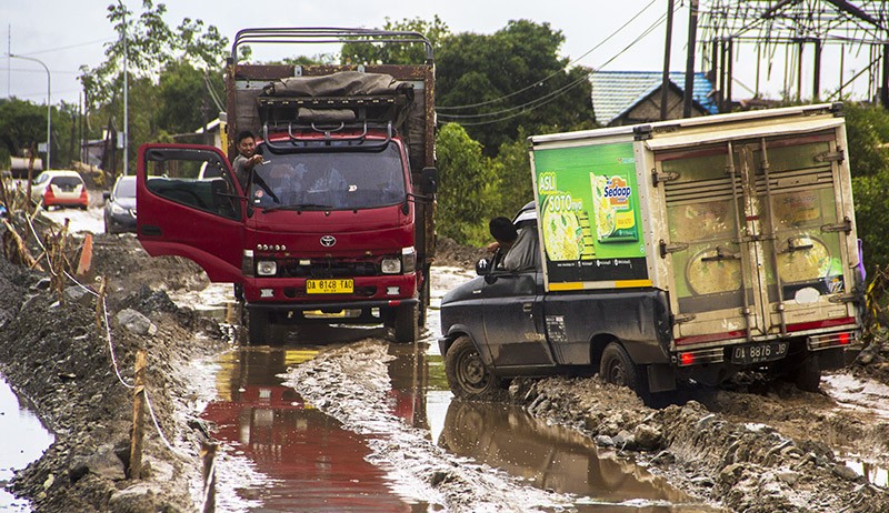 Jalan Trans Kalimantan Tak Kunjung Selesai, Masyarakat Menjadi Korban - Bagian 1