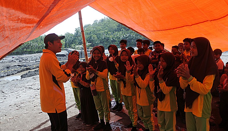 Terisolasi,  Siswa SDN Jugosari 3 Lumajang Belajar di Dalam Tenda Darurat - Bagian 2